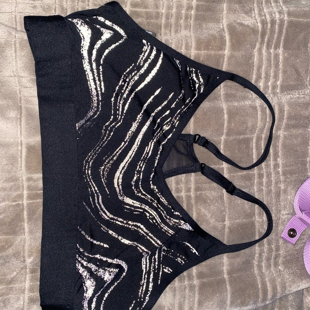 Large Victoria secret sports bra, only worn once. Super comfy and cute!